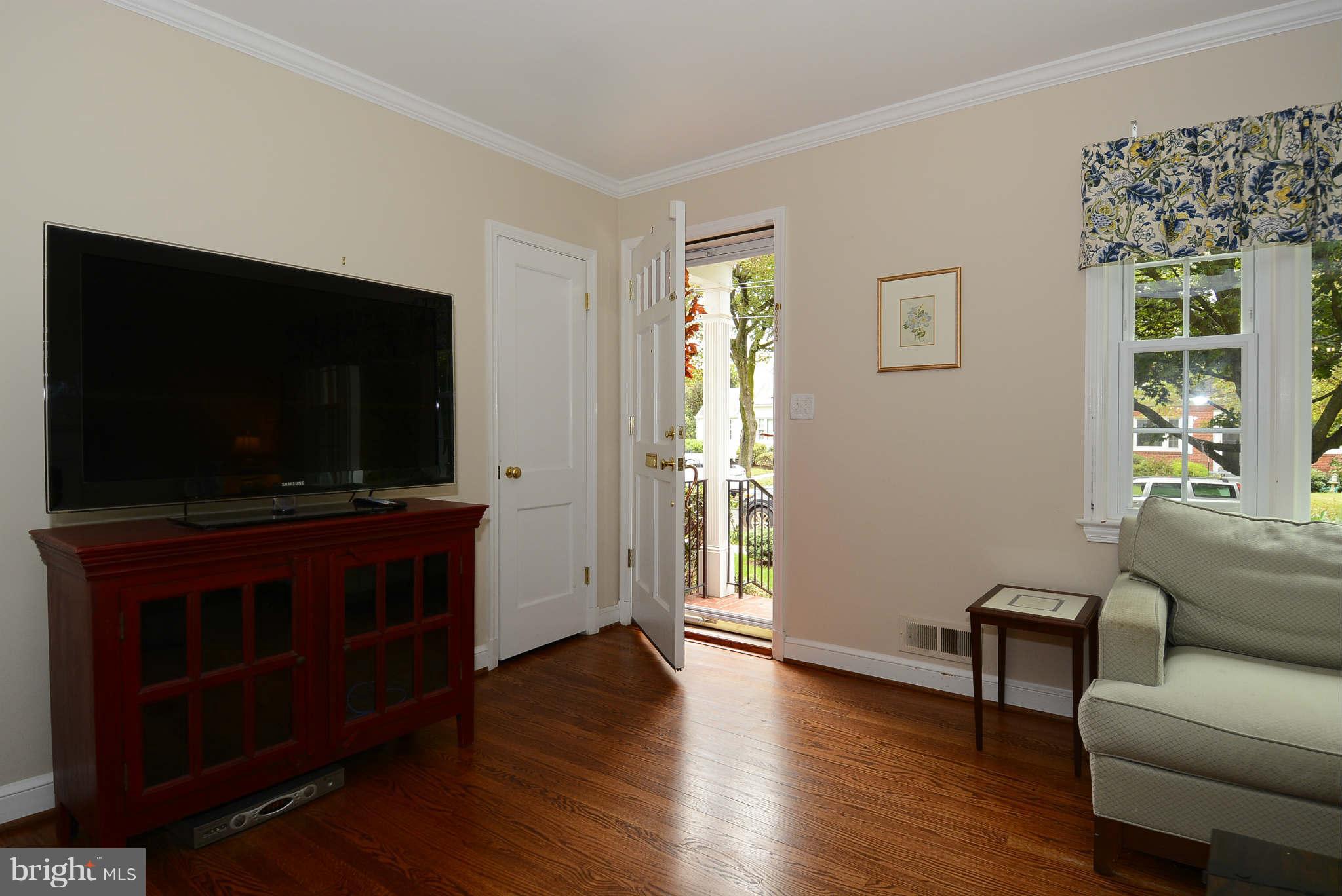 5815 Walton Road Bethesda, MD 20817 - Photo 6 of 29 Living Room