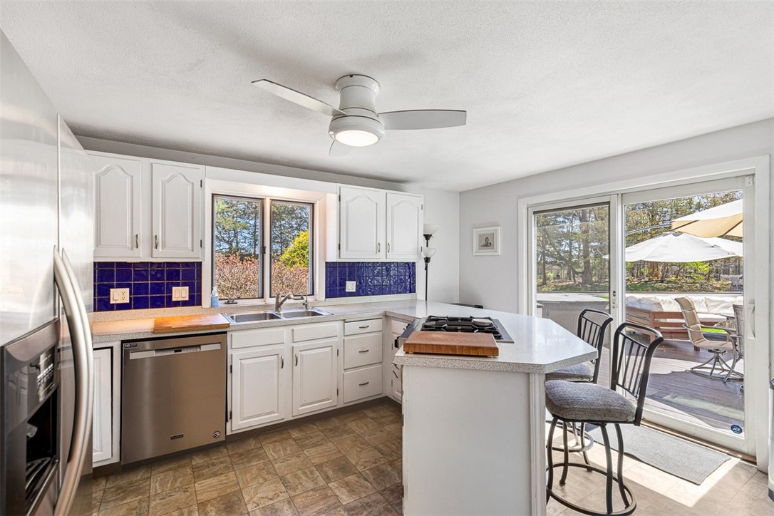 1112 Great Road Lincoln, RI 02865 - Photo 18 of 48