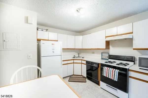 $349,999 | 50 Woods Edge Drive, Unit 50, Succasunna, NJ 07876