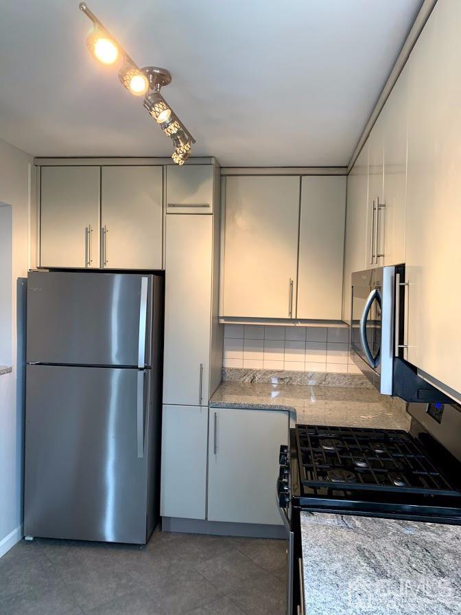 8 Exeter Road Fords, NJ 08863 - Photo 12 of 50 Gallery Image 12