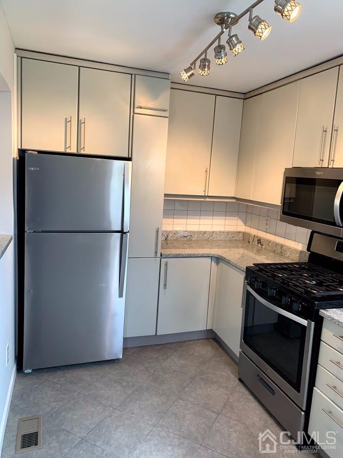 8 Exeter Road Fords, NJ 08863 - Photo 9 of 50 Gallery Image 9