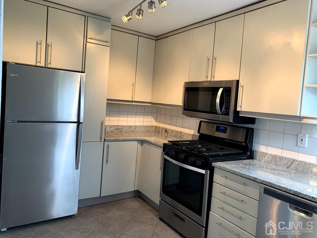 8 Exeter Road Fords, NJ 08863 - Photo 10 of 50 Gallery Image 10