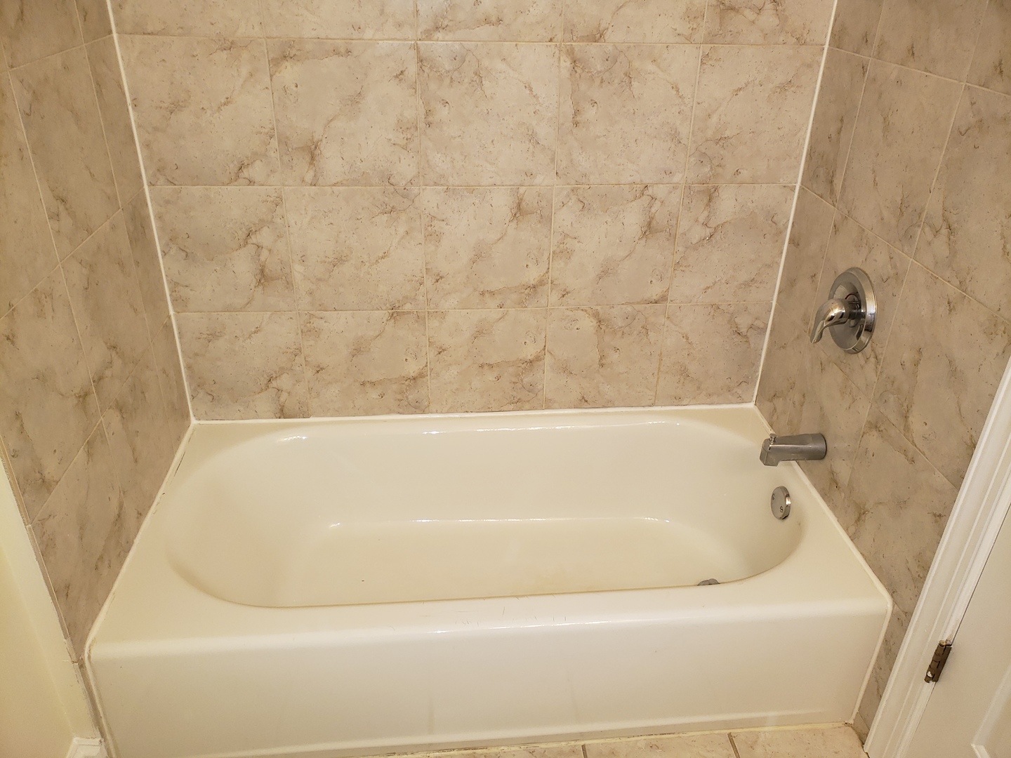 27 East 26th Street, Unit 3 Chicago, IL 60616 - Photo 13 of 17 a bathroom with a bathtub