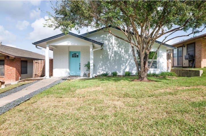 Ranch-style home featuring a front lawn and brick siding