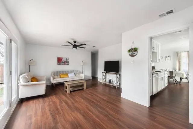 $1,995 | 5700 Signal Point, Austin, TX 78724