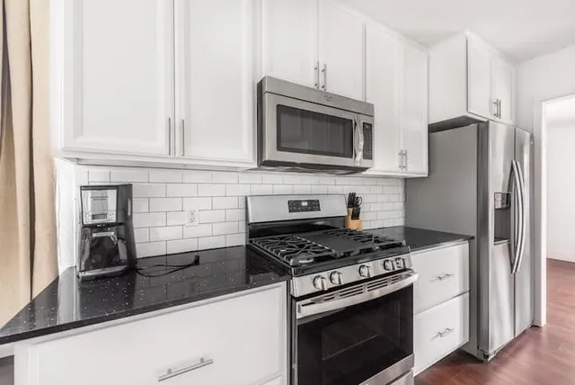 $1,995 | 5700 Signal Point, Austin, TX 78724