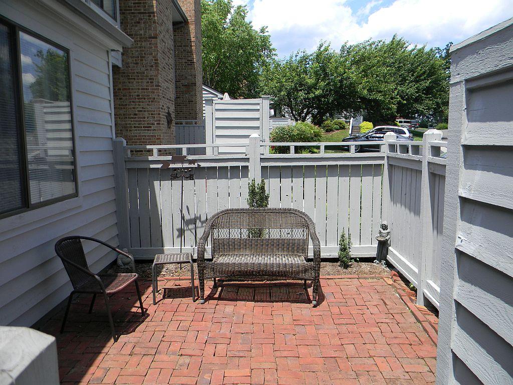 2425 South Clearing Road Salem, VA 24153 - Photo 33 of 35 Front Private Patio