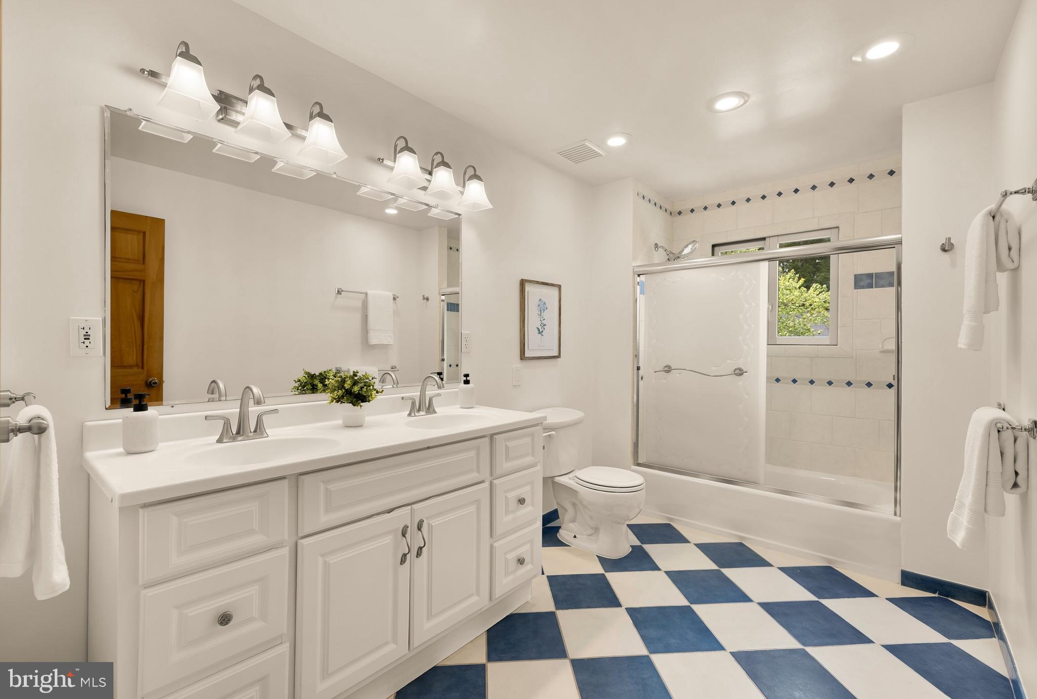 4717 Edgefield Road Bethesda, MD 20814 - Photo 23 of 32