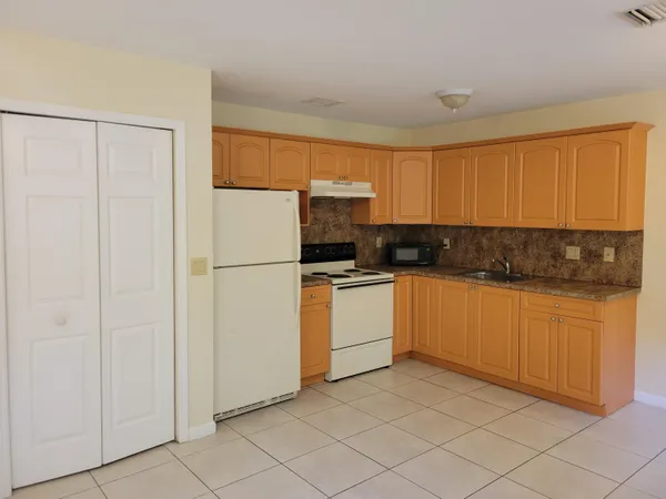 $1,500 | 2227 Monroe Street, Unit 2, Hollywood, FL 33020