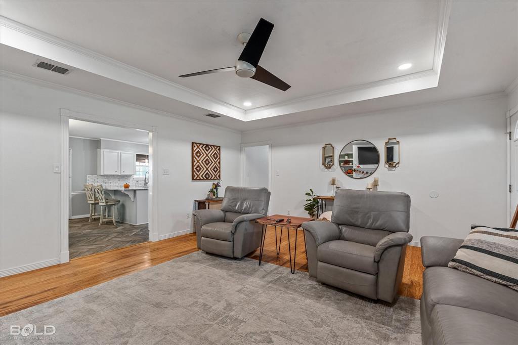 3804 Farmridge Road Keithville, LA 71047 - Photo 18 of 36 a living room with furniture