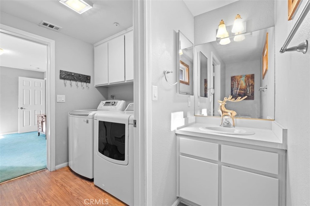 1585 Linnet Road Wrightwood, CA 92397 - Photo 20 of 38 a en suite bathroom with a sink and mirror