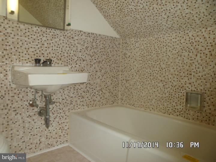 928 East Macada Road Bethlehem, PA 18017 - Photo 14 of 17 Bathroom