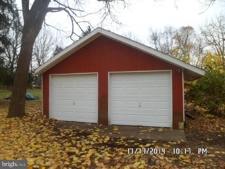 928 East Macada Road Bethlehem, PA 18017 - Photo 4 of 17 Garage