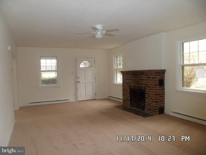 928 East Macada Road Bethlehem, PA 18017 - Photo 7 of 17 Living Room