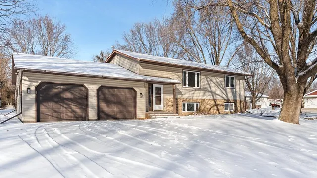 $269,900 | 829 Pleasantview Drive Southeast, Willmar, MN 56201