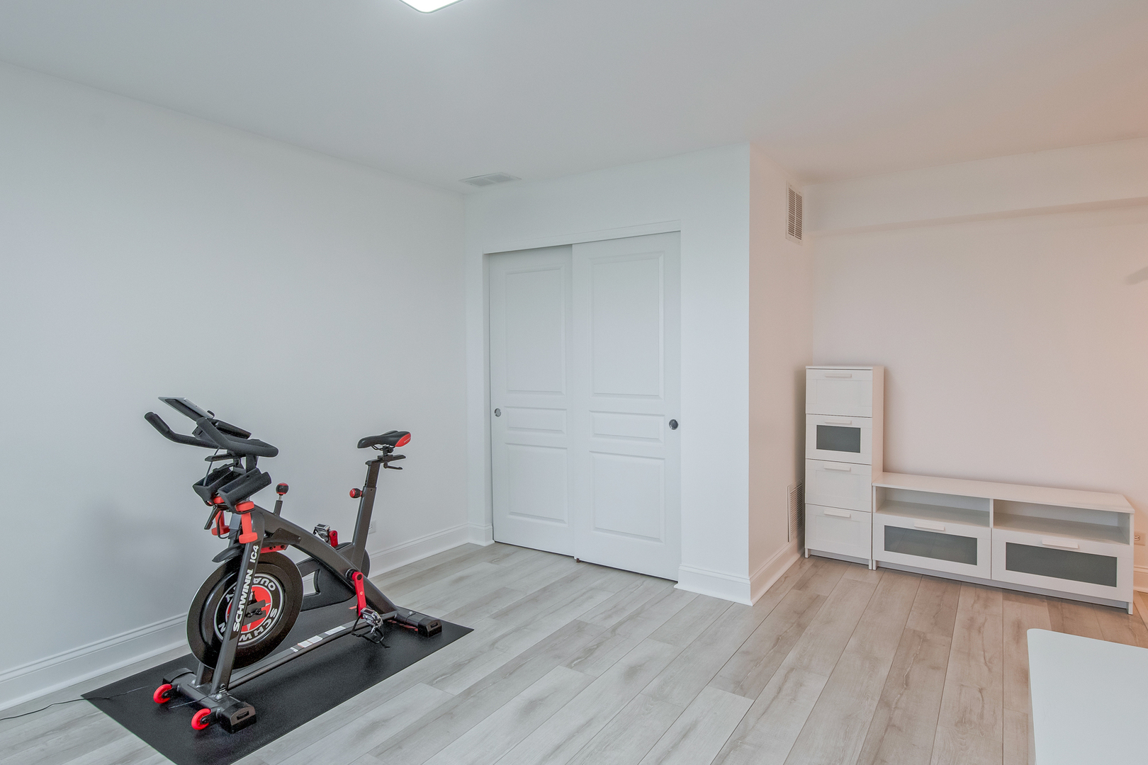 2804 Neubauer Circle Lindenhurst, IL 60046 - Photo 20 of 26 a view of a room with gym equipment