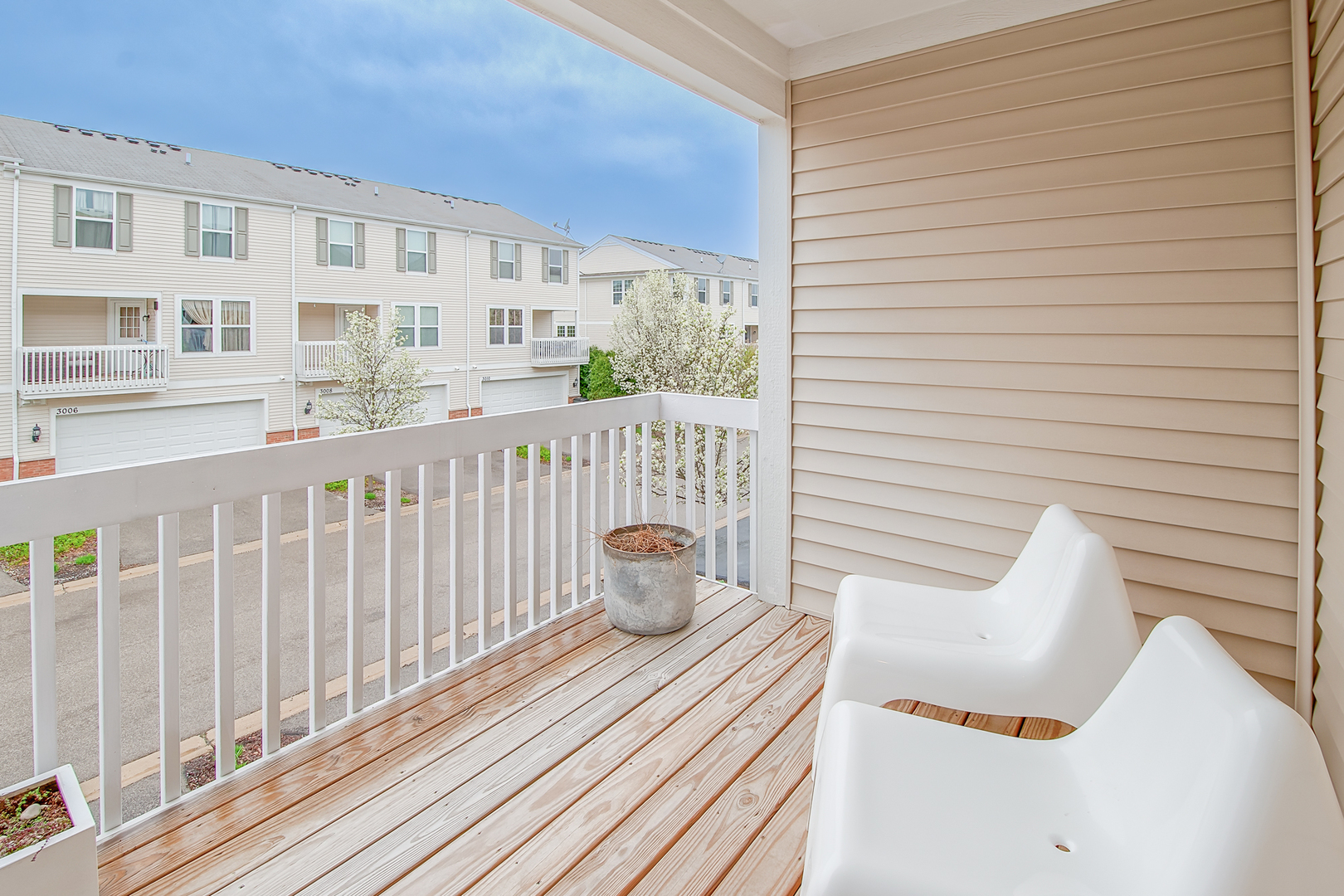 2804 Neubauer Circle Lindenhurst, IL 60046 - Photo 22 of 26 a view of a chair and tables in the balcony