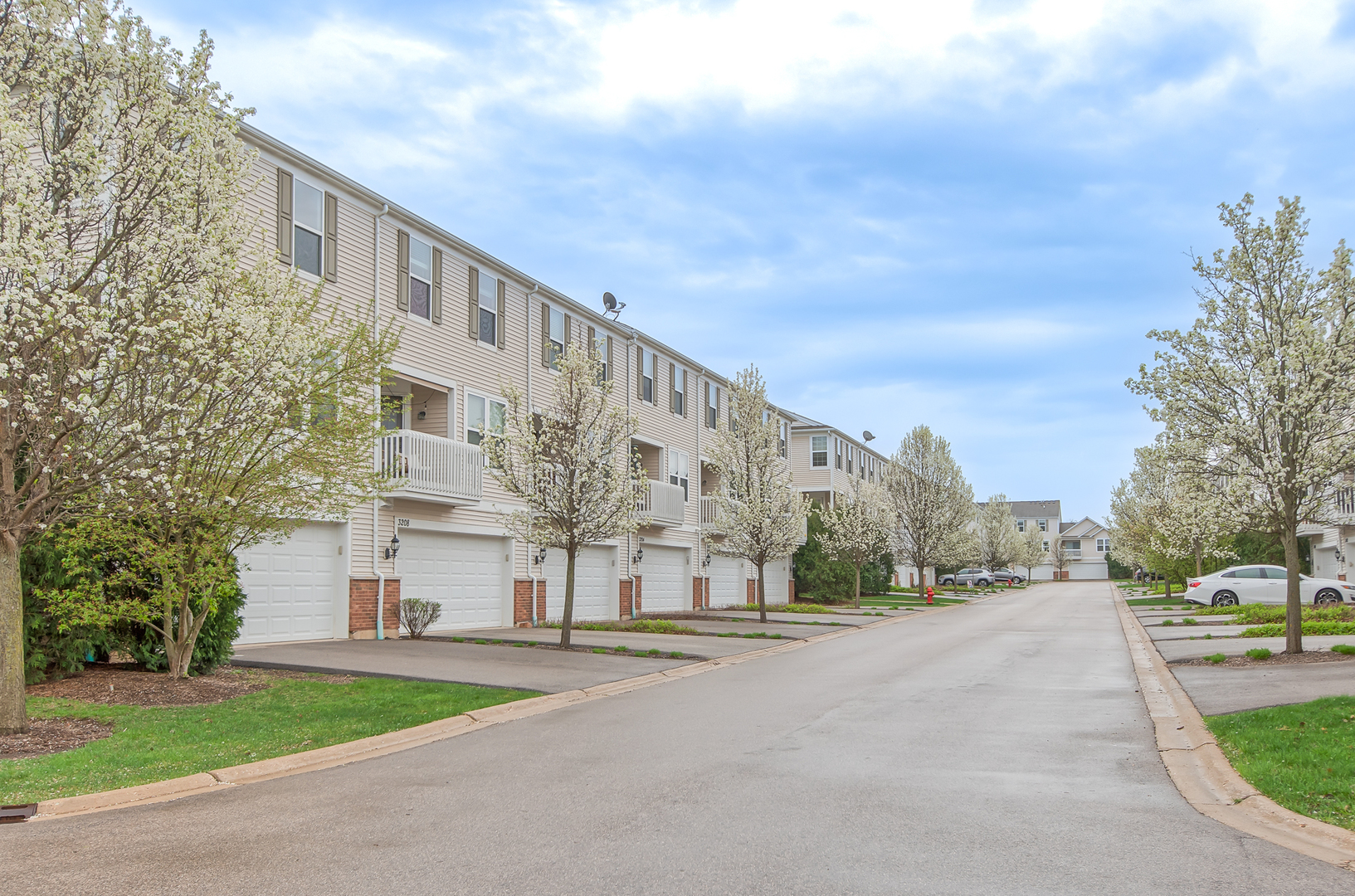 2804 Neubauer Circle Lindenhurst, IL 60046 - Photo 25 of 26 a view of a building with a street