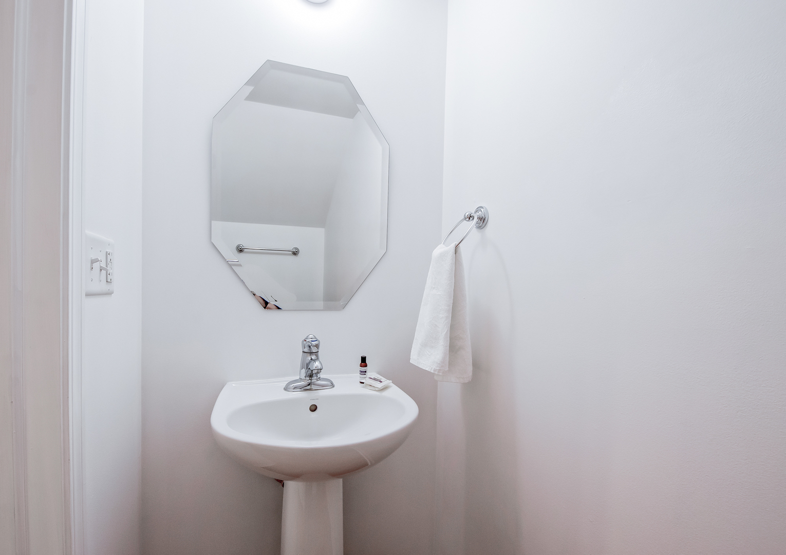 2804 Neubauer Circle Lindenhurst, IL 60046 - Photo 9 of 26 a bathroom with a sink and mirror