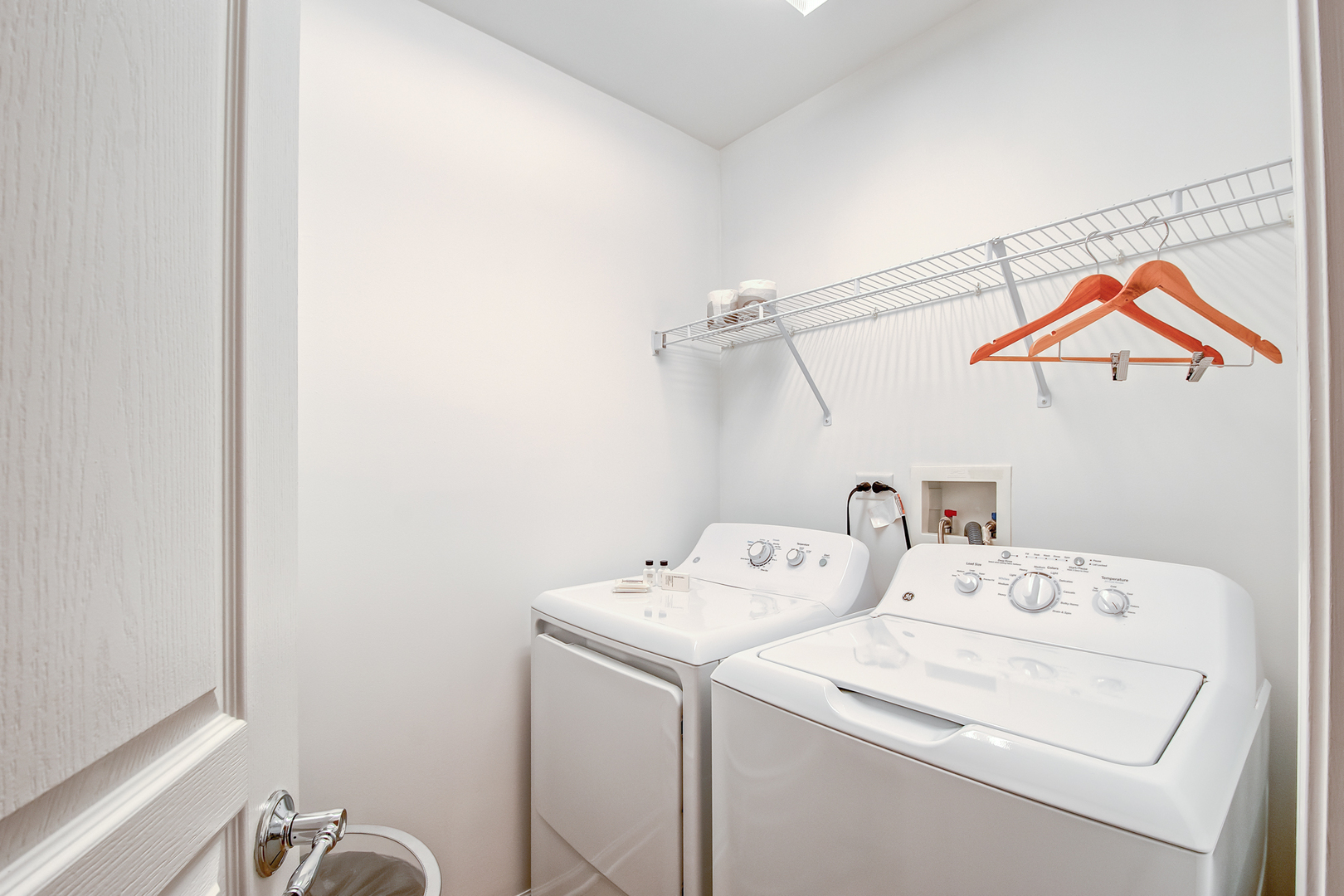 2804 Neubauer Circle Lindenhurst, IL 60046 - Photo 10 of 26 a utility room with dryer and washer