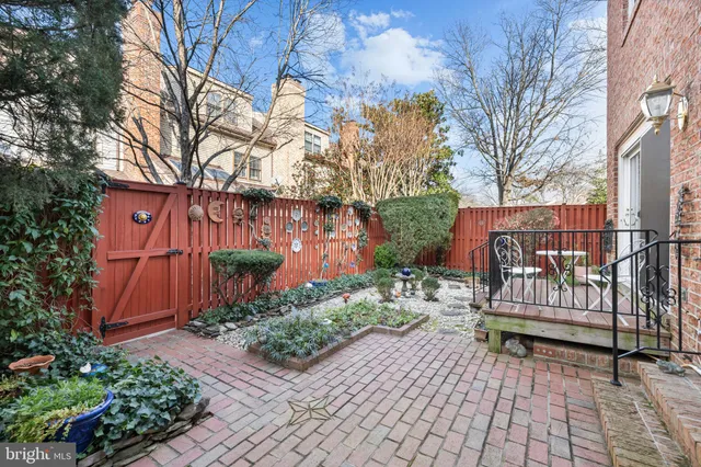 $895,000 | 6260 Chaucer Lane, Alexandria, VA 22304