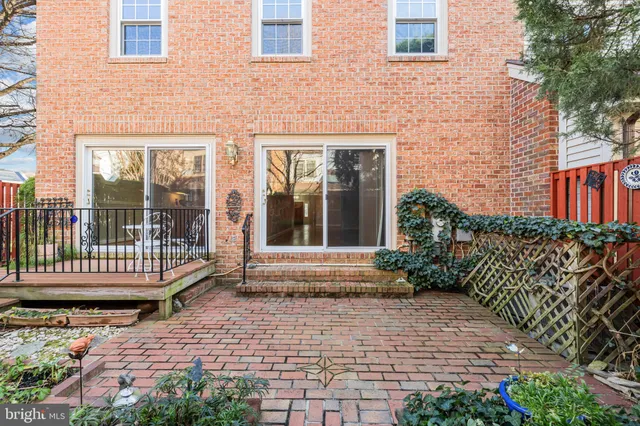 $895,000 | 6260 Chaucer Lane, Alexandria, VA 22304