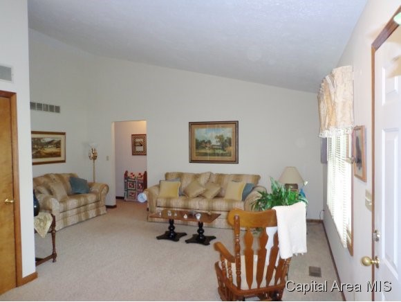 18 Holliday Springfield, IL 62702 - Photo 8 of 15