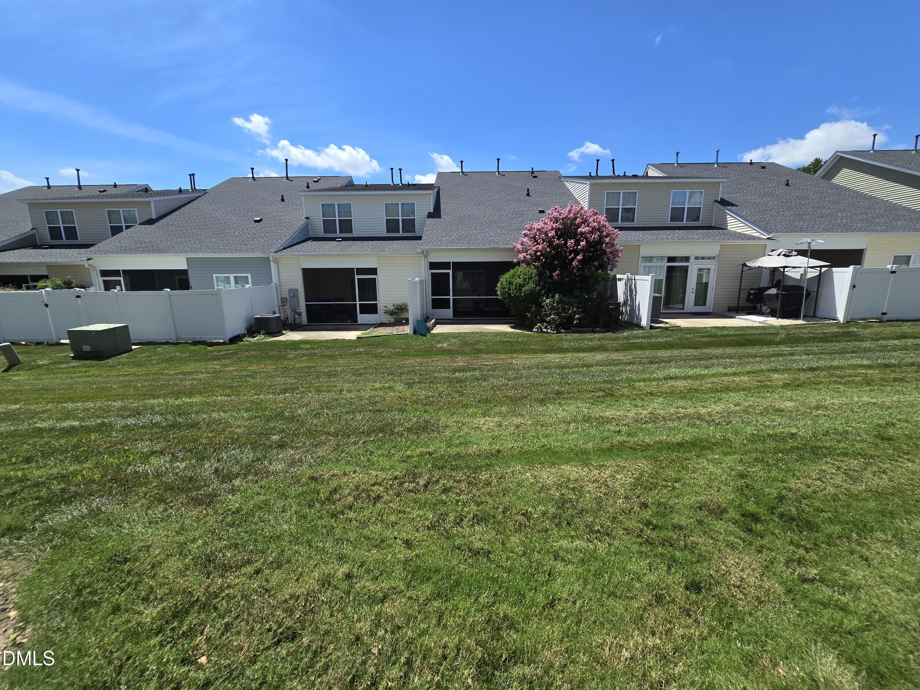 7209 Ladbrooke Street Raleigh, NC 27617 - Photo 4 of 16 1000047448
