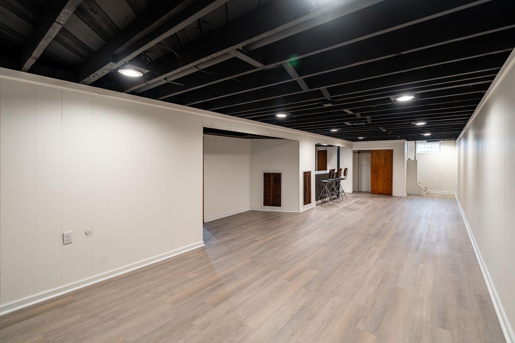 3401 West Wanda Avenue Milwaukee, WI 53221 - Photo 20 of 34 Lots of Room to Spread Out