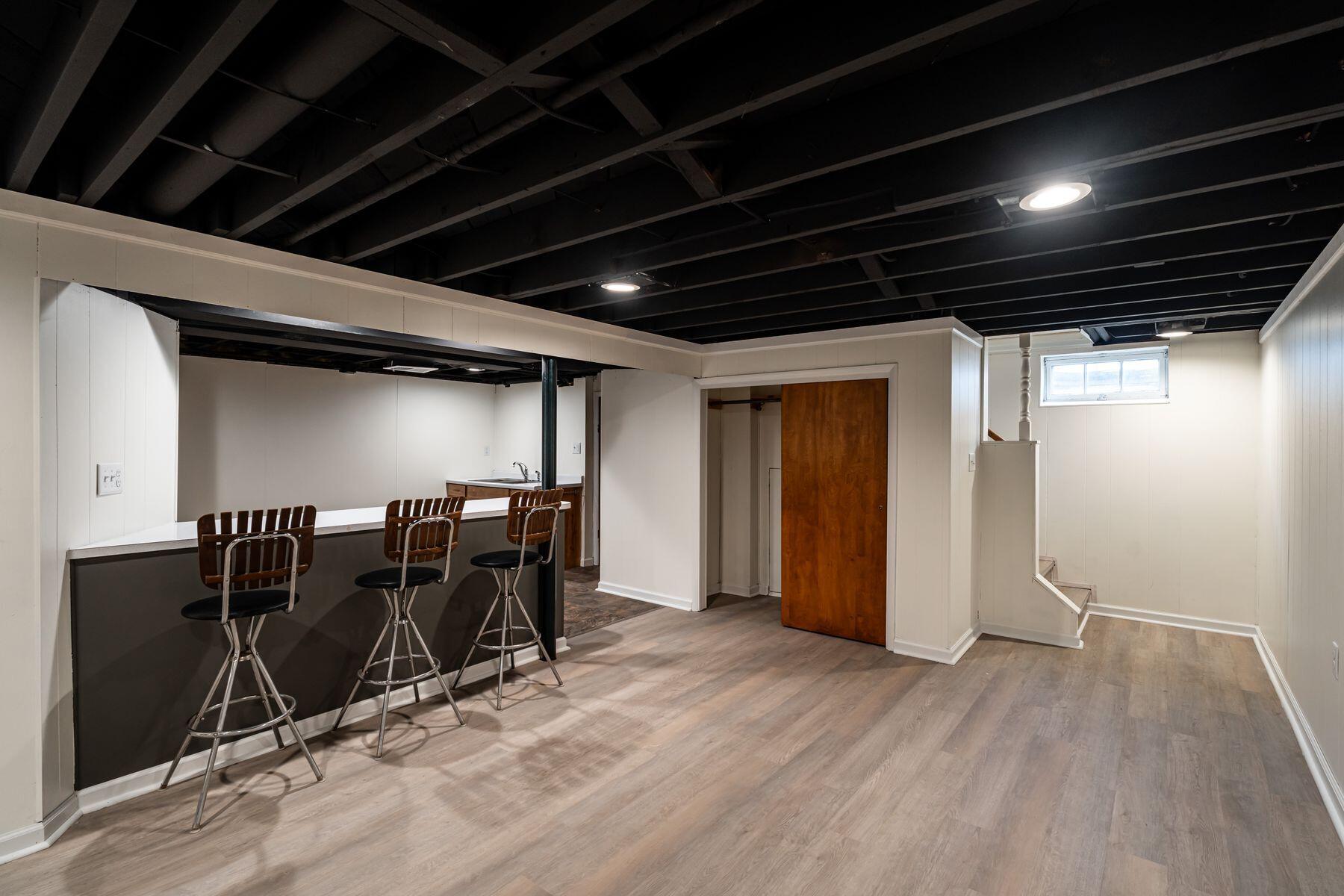 3401 West Wanda Avenue Milwaukee, WI 53221 - Photo 21 of 34 Bar Seating