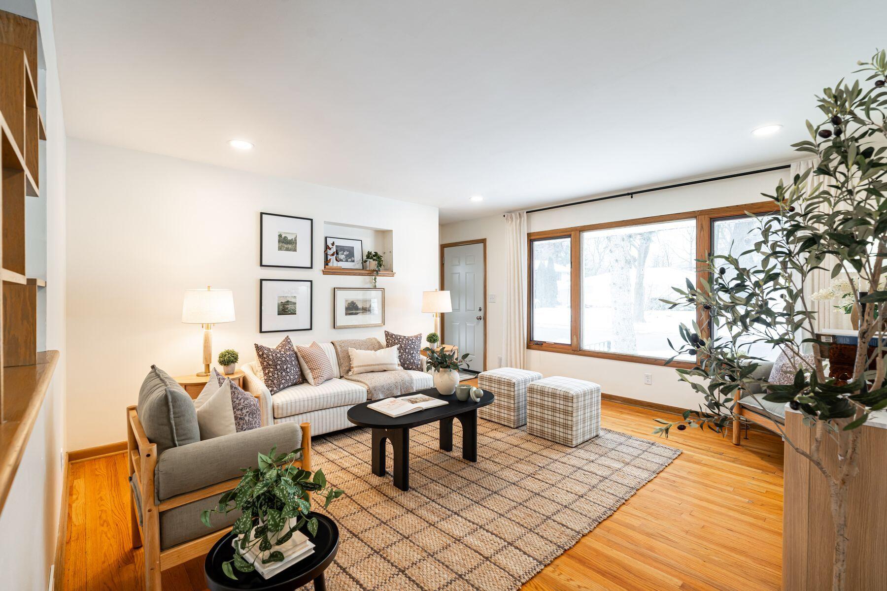 3401 West Wanda Avenue Milwaukee, WI 53221 - Photo 3 of 34 Welcome Home!