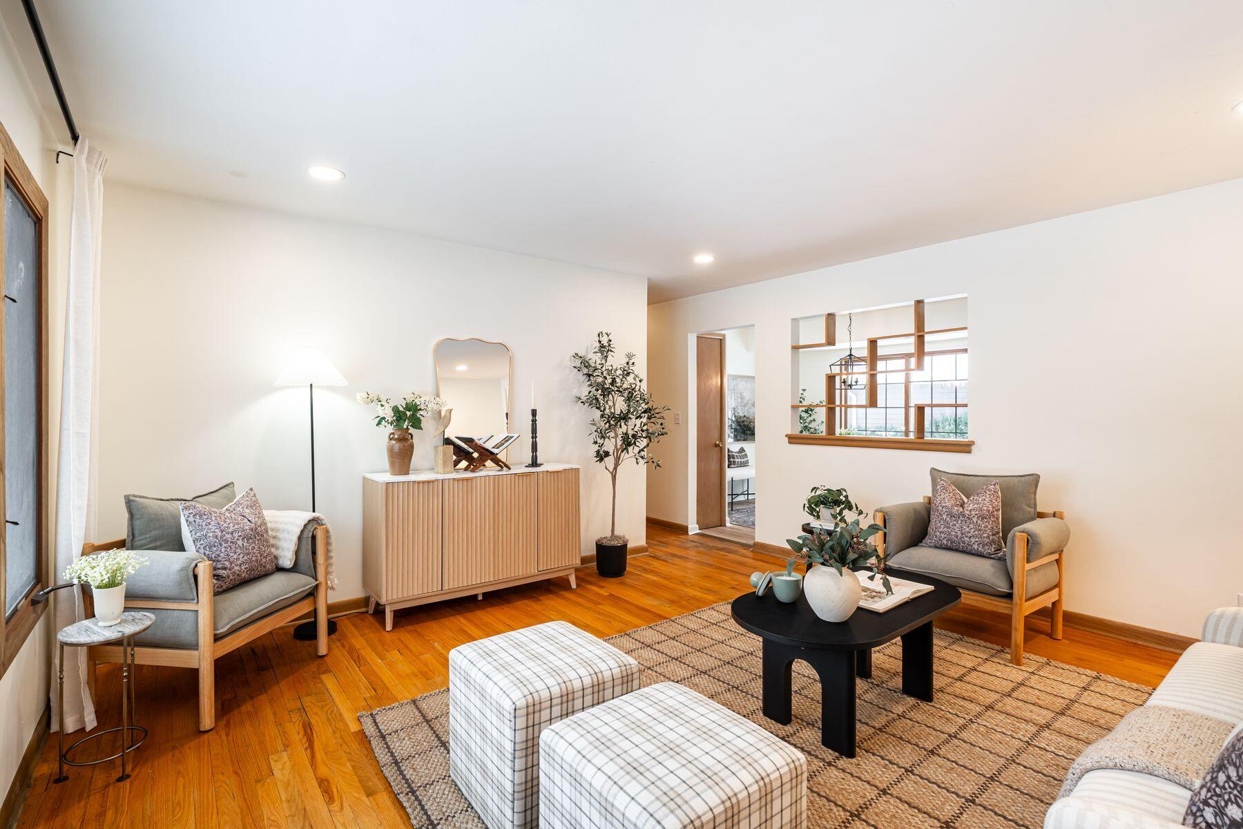 3401 West Wanda Avenue Milwaukee, WI 53221 - Photo 4 of 34 Inviting Living Room
