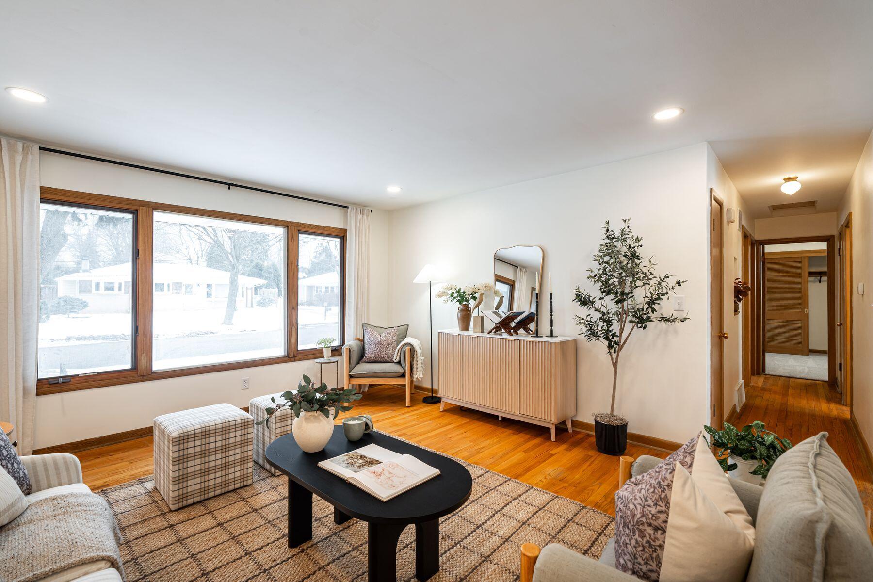 3401 West Wanda Avenue Milwaukee, WI 53221 - Photo 6 of 34 Lots of Natural Light