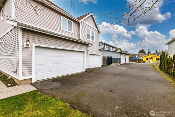 $1,095,000 | 1100 East Illinois Street, Bellingham, WA 98226