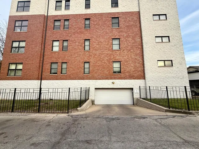$425,000 | 2327 West Wolfram Street, Unit 311, Chicago, IL 60618