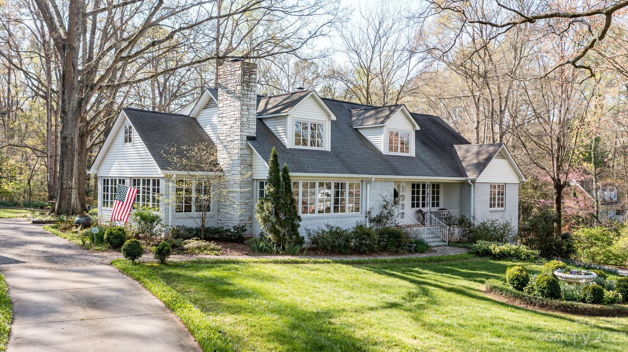 246 Shasta Lane Charlotte, NC 28211 - Photo 45 of 48 a front view of house with yard and green space