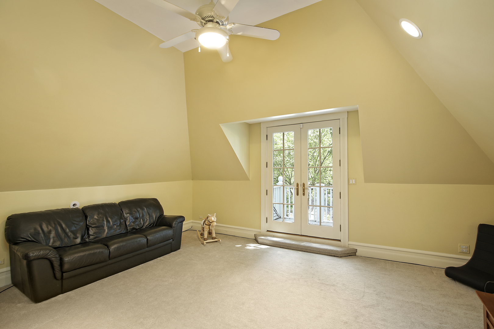 2607 Ridge Avenue Evanston, IL 60201 - Photo 15 of 22 a living room with a couch and a ceiling fan