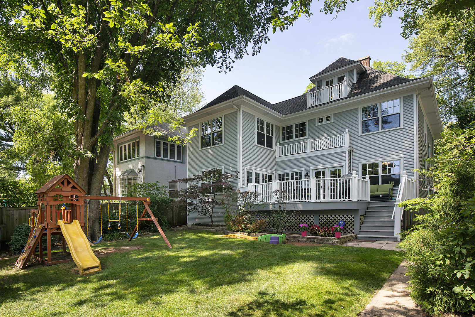 2607 Ridge Avenue Evanston, IL 60201 - Photo 18 of 22 a view of a house with a yard in front of it