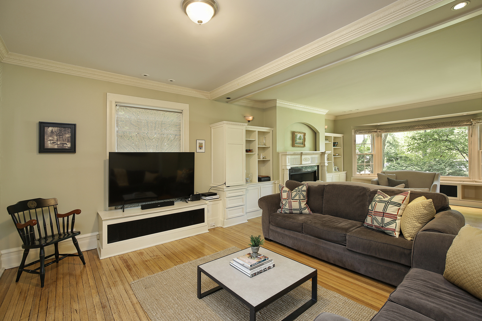 2607 Ridge Avenue Evanston, IL 60201 - Photo 4 of 22 a living room with furniture and a flat screen tv