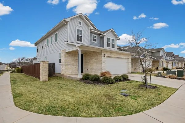 a view of a house with backyard