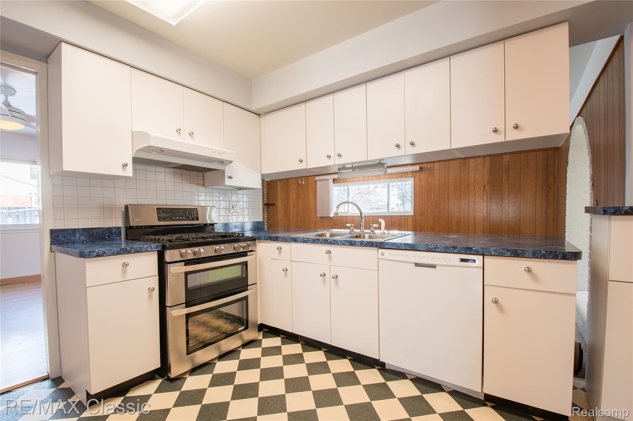 16188 Wayne Road HDR37.jpg