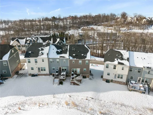 $389,900 | 5001 Lampl Lane, Jeannette, PA 15644