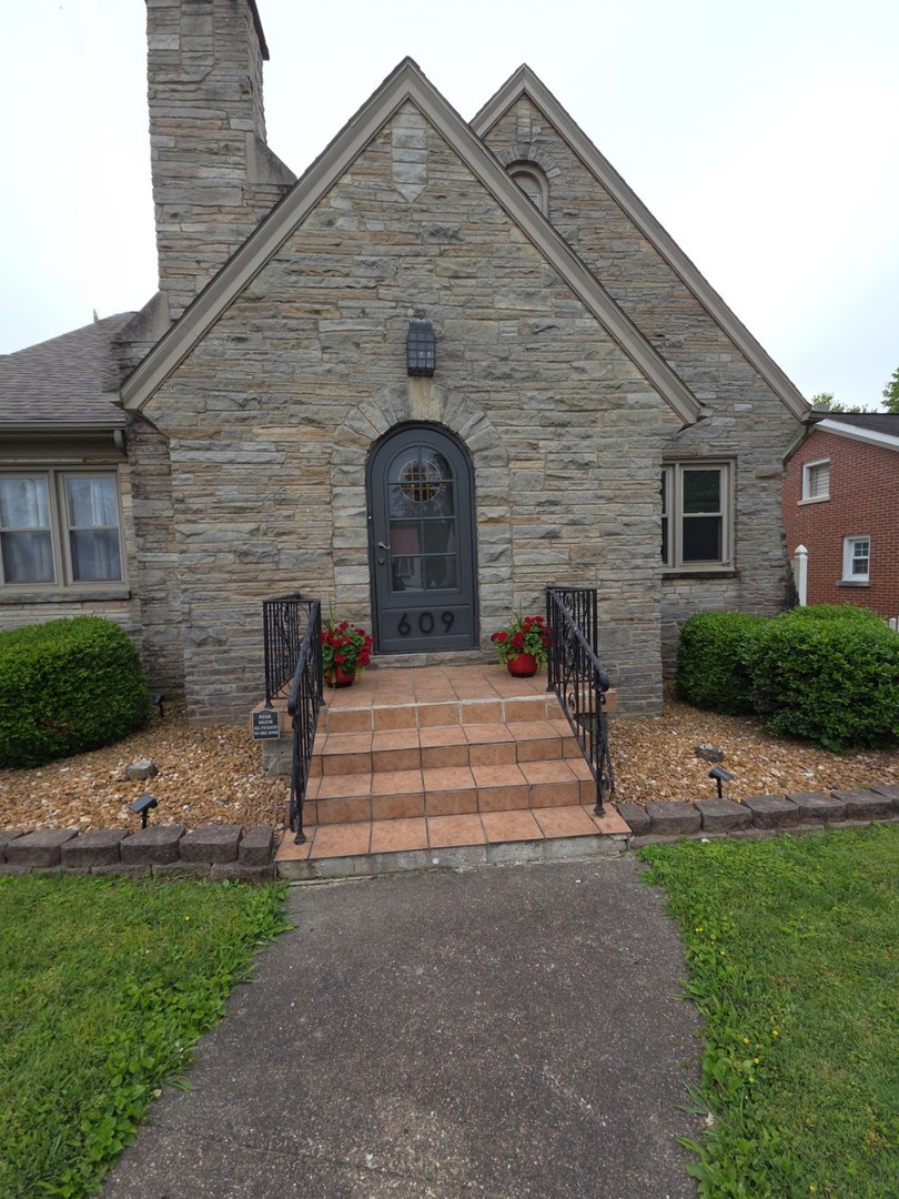 609 Elm Street Carmi, IL 62821 - Photo 4 of 27 Gallery Image 4
