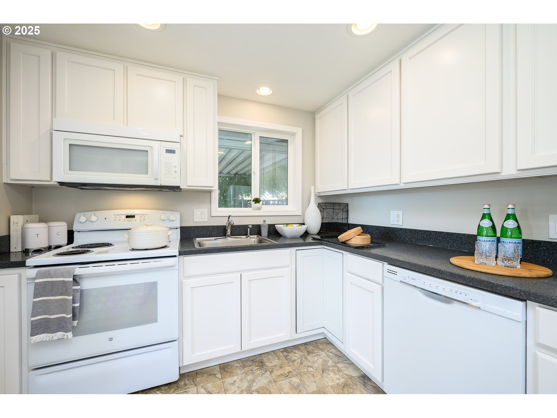 1619 Thompson Road Woodburn, OR 97071 - Photo 15 of 37 Gallery Image 15