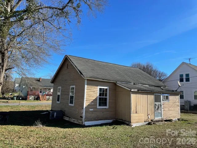 a view of a house with a backyard