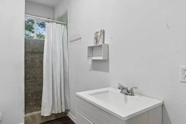 $250,000 | 810 Lamar Street, Luling, TX 78648