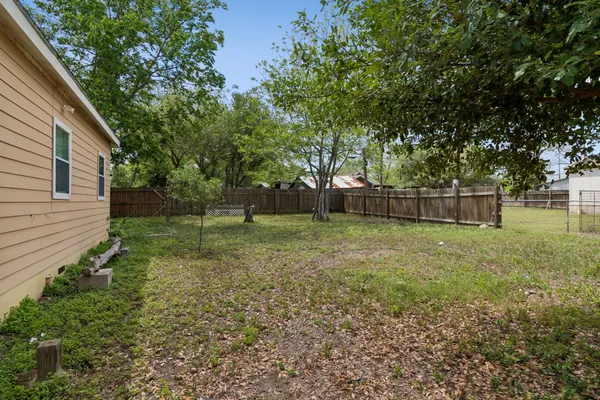 $250,000 | 810 Lamar Street, Luling, TX 78648