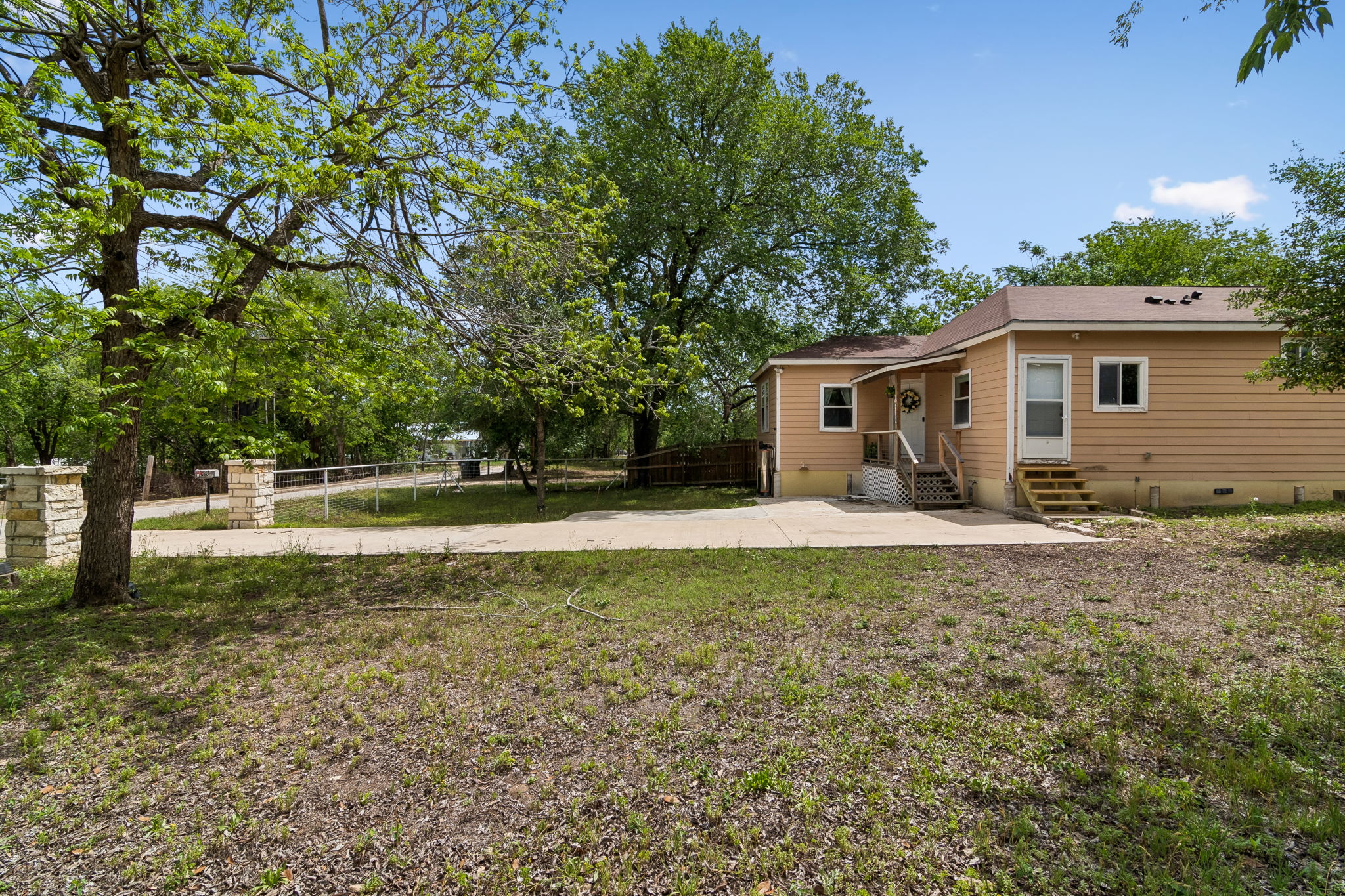 810 Lamar Street Luling, TX 78648 - Photo 2 of 21 a front view of a house with garden