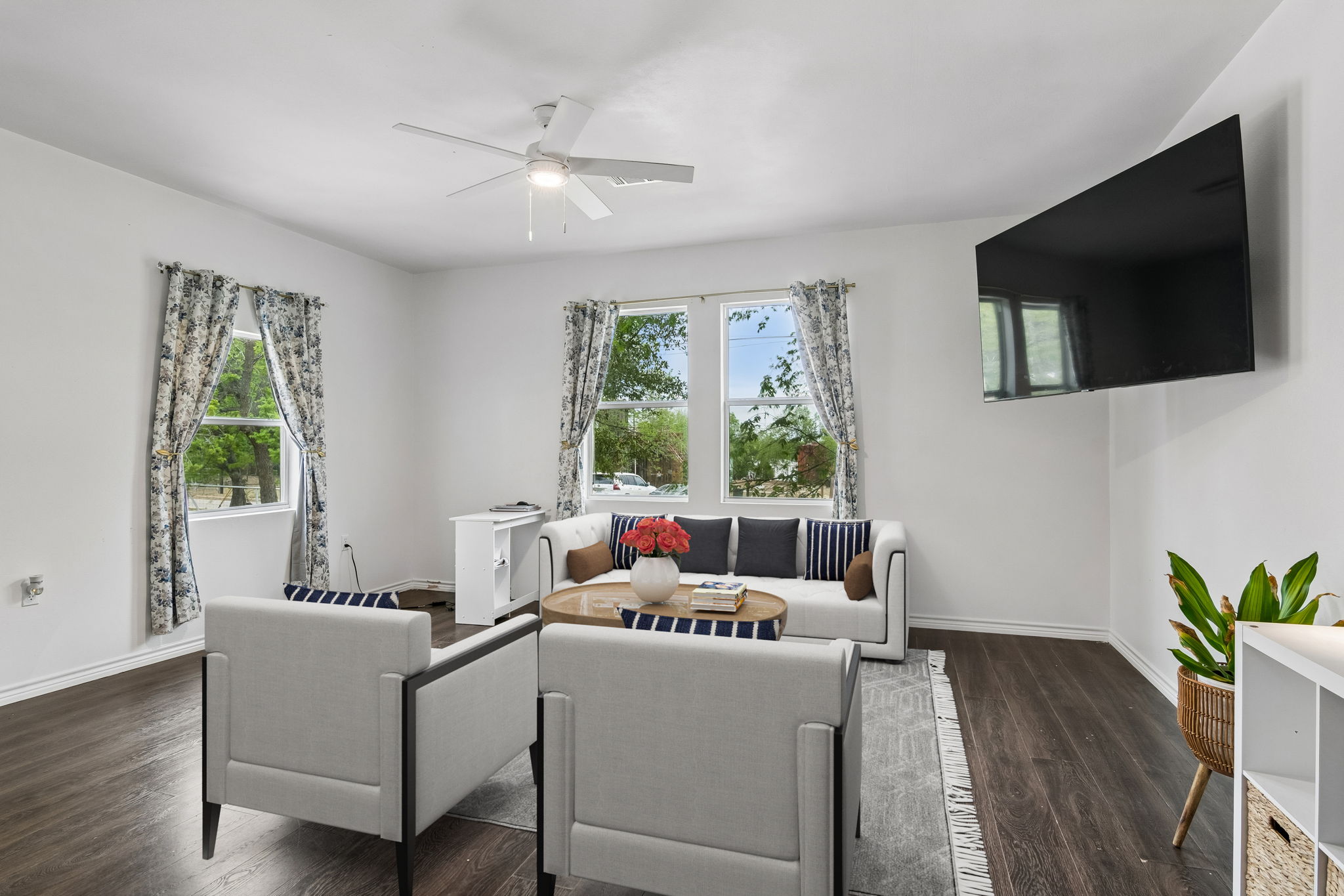 810 Lamar Street Luling, TX 78648 - Photo 4 of 21 a living room with furniture and a flat screen tv