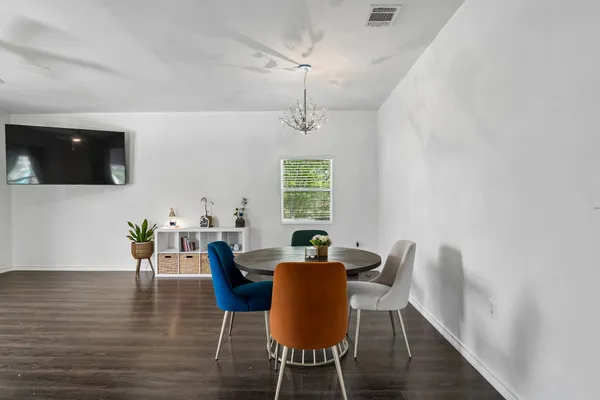 $250,000 | 810 Lamar Street, Luling, TX 78648